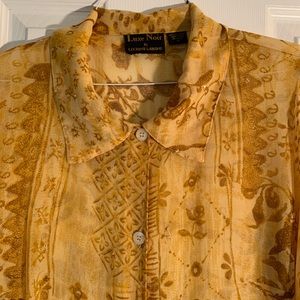 Long sleeves sheer blouse.